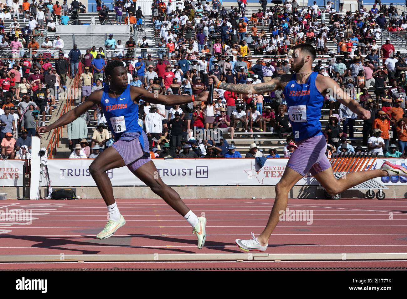 Joseph Fahnbulleh prend le transfert de Jacob Miley sur la jambe d'ancrage sur le relais 4x400m de Florida Gators qui a gagné en 3:02,20 pendant le Clyde Li 94th Banque D'Images