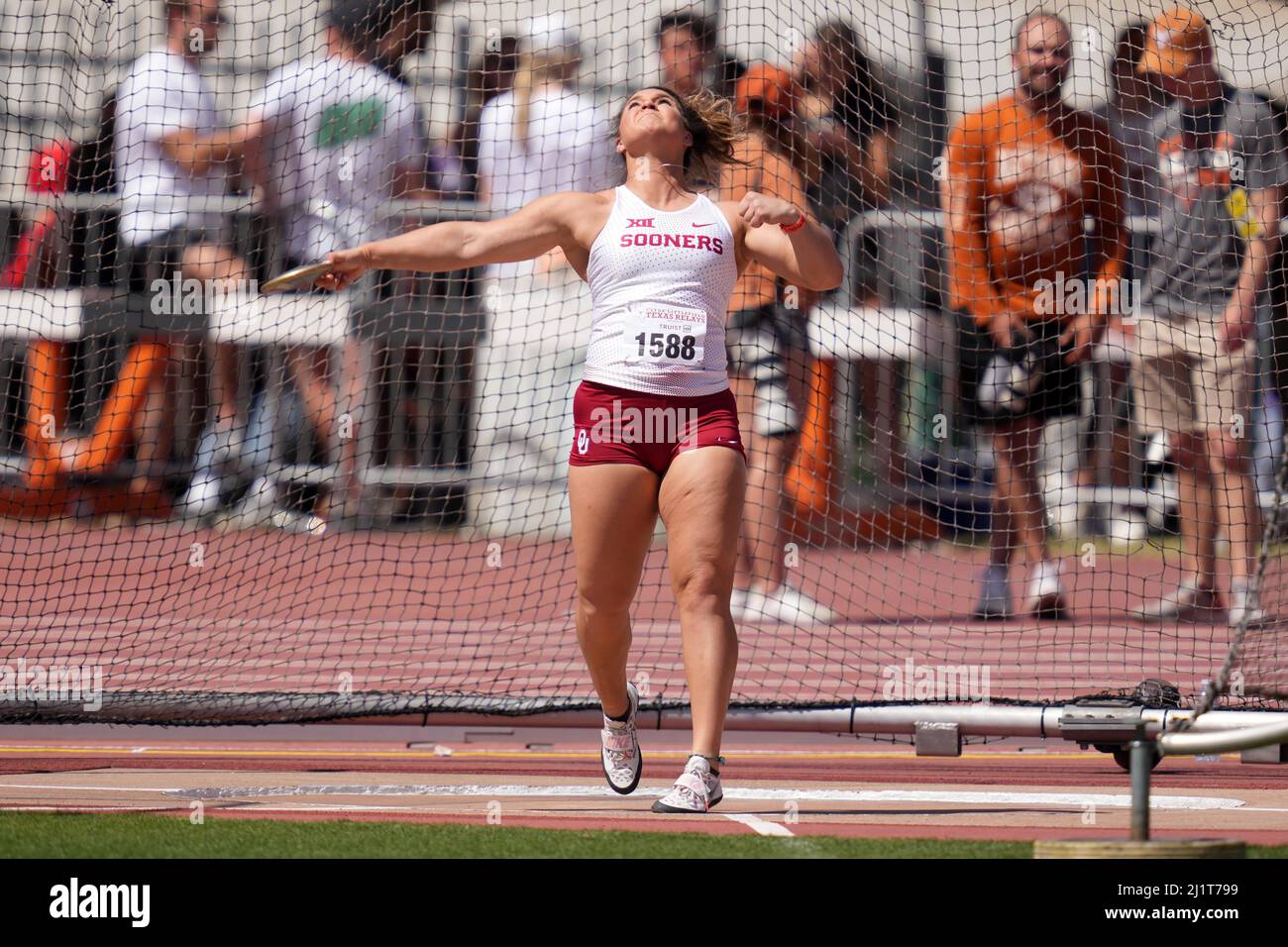 Lauren Jones, d'Oklahoma, se place troisième dans le discus des femmes avec un jet de 179-6 (54,72m) pendant les 94th Clyde Littlefield Texas Relays, samedi, M Banque D'Images