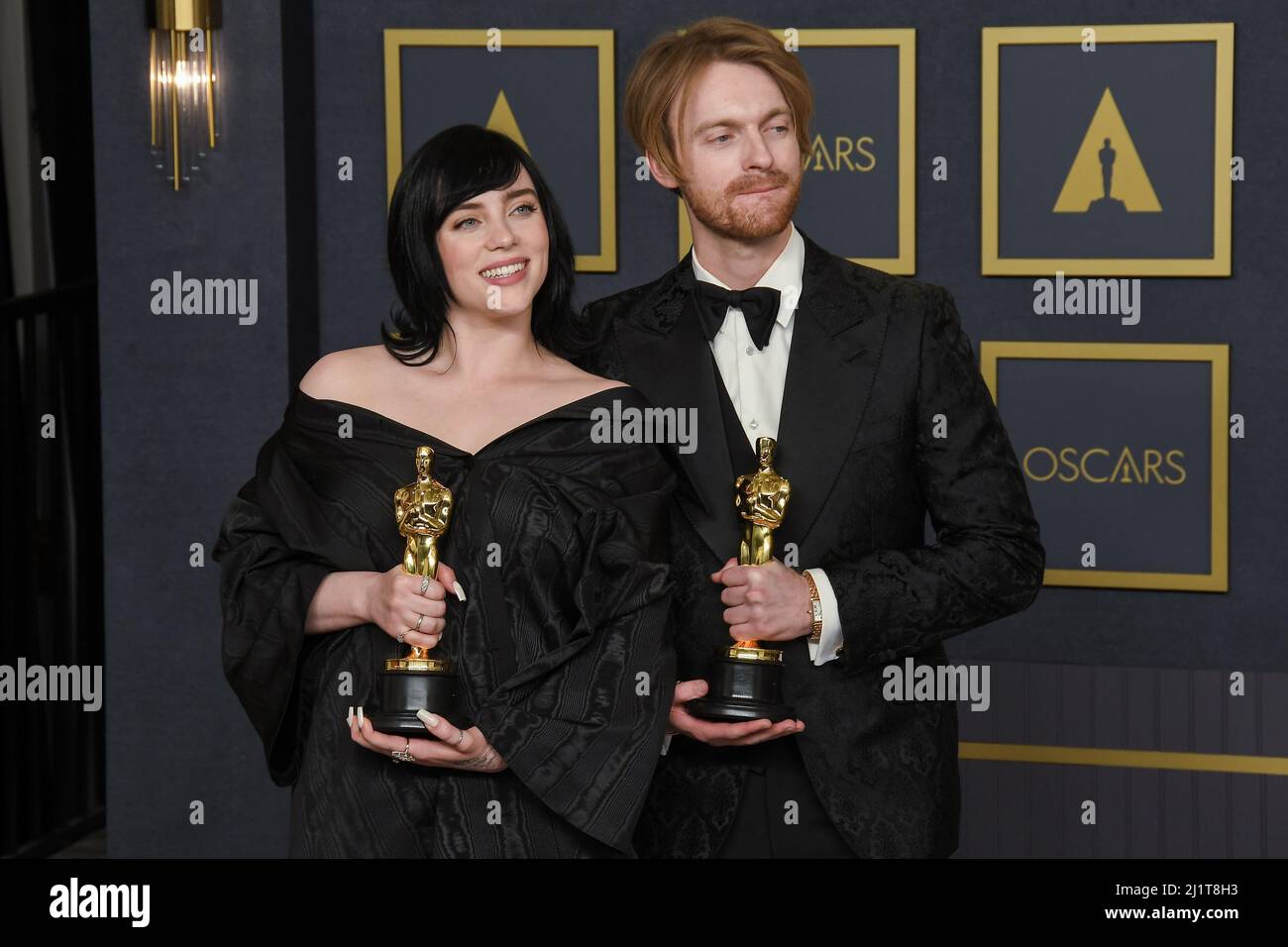 Billie Eilish et Finneas O'Connell Music les gagnants de la chanson originale se posant sur scène dans la salle de presse aux Academy Awards 94th qui se sont tenus au Dolby Theatre à Hollywood, CA, le 27 mars 2022. (Photo de la Sathanlee B. Mirador/Sipa USA) Banque D'Images
