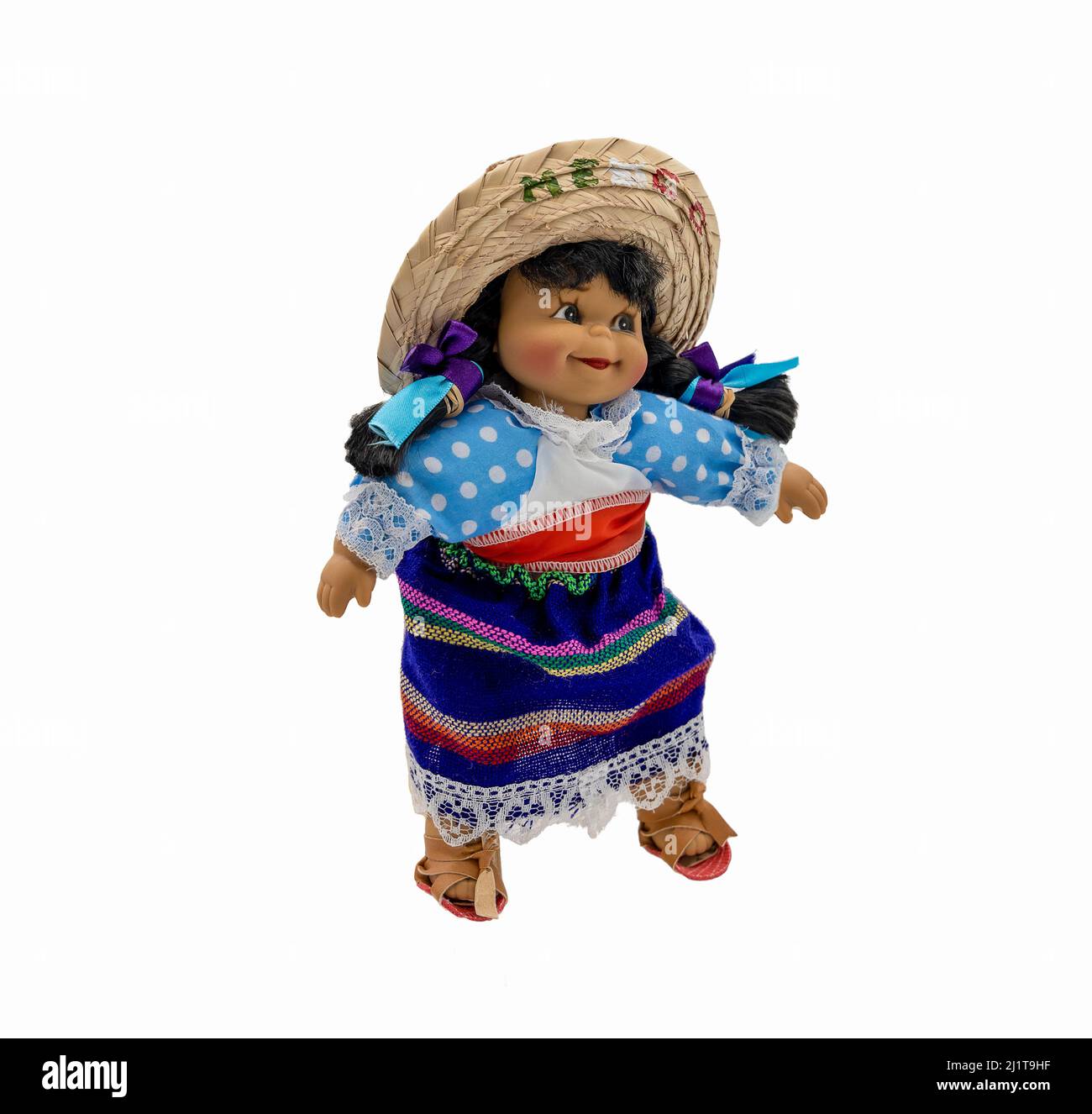 Poupée féminine dans des vêtements traditionnels colorés de gens mexicains sur un fond blanc Banque D'Images