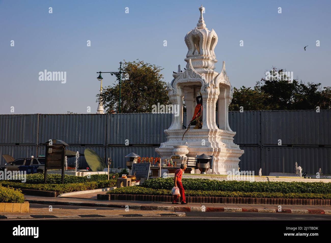 Vue sur le sanctuaire de Mae Thorani à Bangkok. L'île de Rattanakosin, dans la zone intérieure de Bangkok, est le cœur de la zone historique et culturelle de Bangkok. Cet endroit est également connu comme une vieille ville en raison des âges de la zone que plus de 100 ans d'existence. Non seulement palais, temples et monuments cette zone comprend la vie et les activités de l'homme qui vit autour de la zone sacrée de Bangkok. Banque D'Images