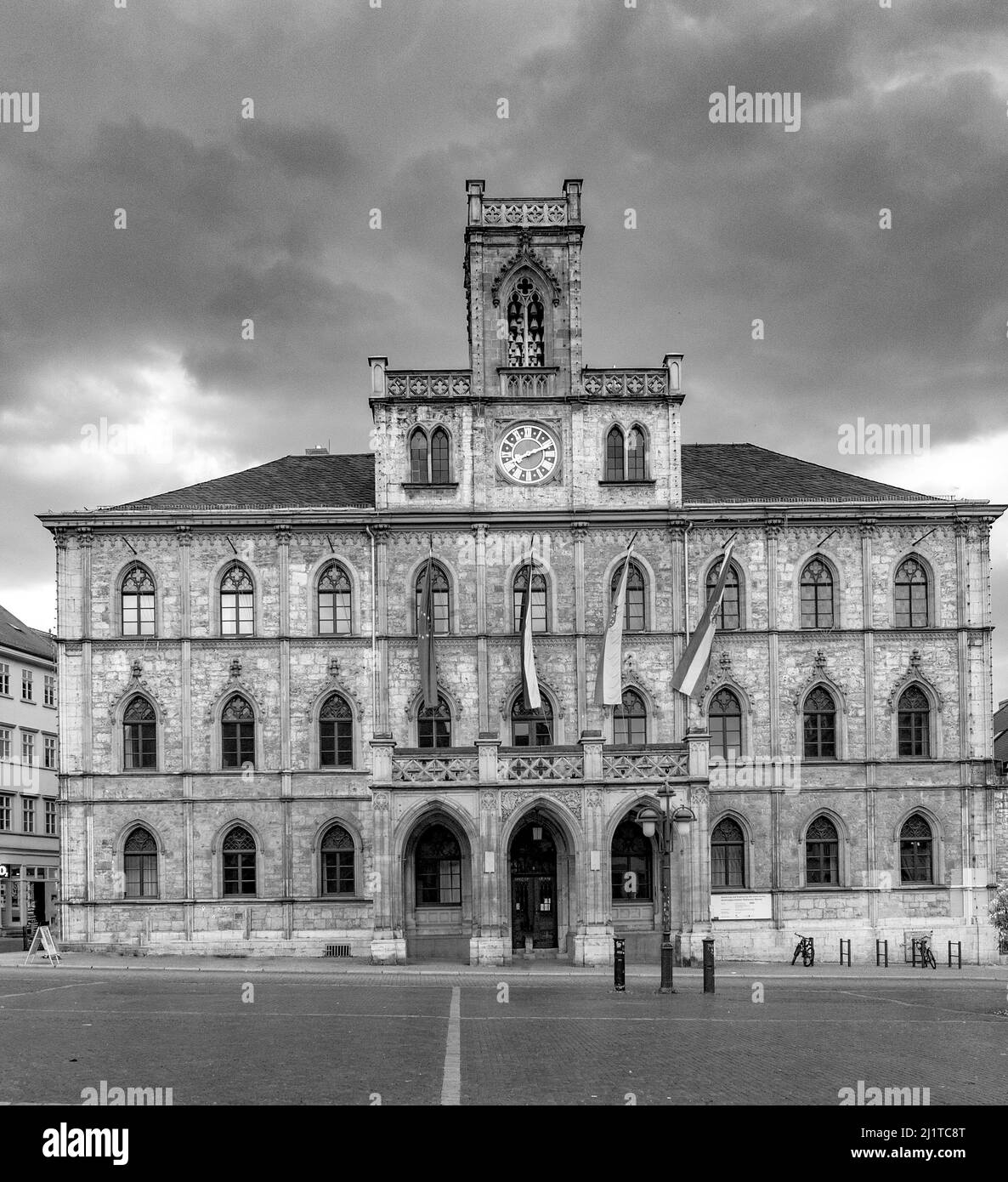 Célèbre hôtel de ville de Weimar, Allemagne en noir et blanc Banque D'Images