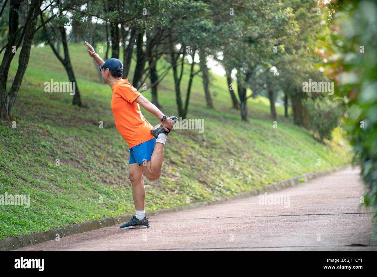 Homme athlète en train de faire de l'entraînement. Parc Geeen nature et randonnée de jogging arrière-plan Banque D'Images
