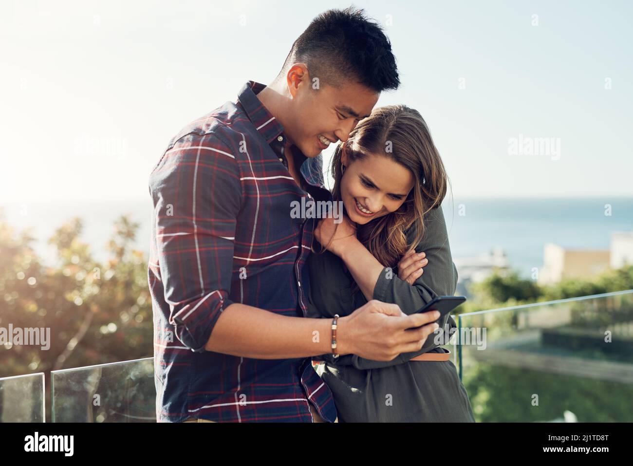 Nous avons pris ensemble quelques instants précieux. Photo d'un jeune  couple affectueux utilisant un téléphone portable ensemble tout en se  relaxant à l'extérieur Photo Stock - Alamy