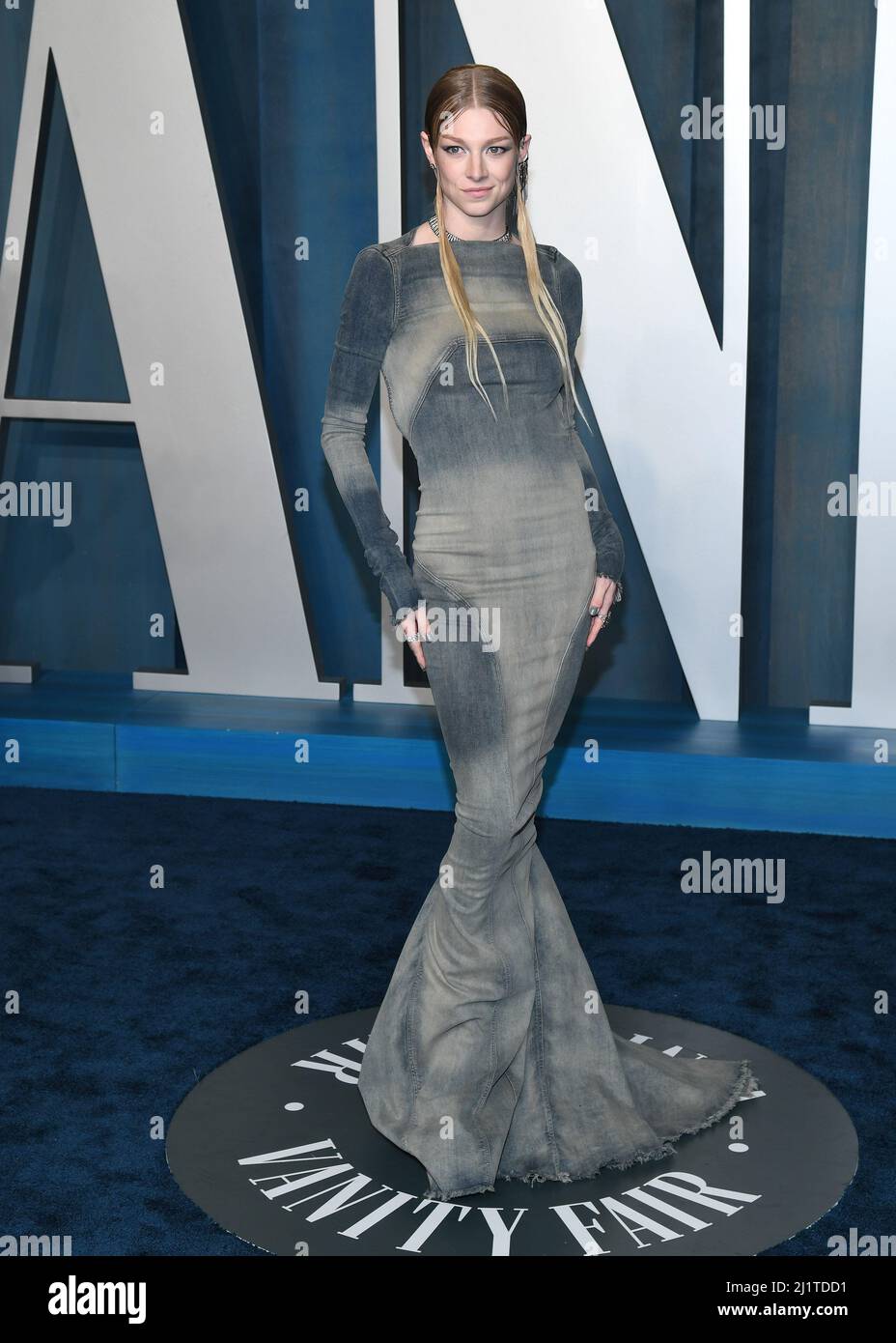 Hunter Schafer marchant sur le tapis rouge à la Vanity Fair Oscar Party 2022 qui s'est tenue au Wallis Annenberg Center for the Performing Arts à Beverly Hills, CA, le 27 mars 2022. (Photo par Anthony Behar/Sipa USA) Banque D'Images