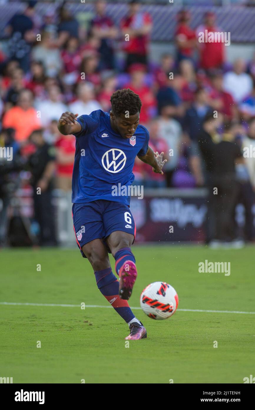 Orlando, Floride, États-Unis. 27 mars 2022: Le milieu de terrain des États-Unis Yunus Musah (6) se réchauffe avant le match de qualification de la coupe du monde de la FIFA 2022 entre Panama et USMNT Orlando, FL. Les États-Unis défaites Panama 5 à 1. Jonathan Huff/CSM. Crédit : CAL Sport Media/Alay Live News Banque D'Images