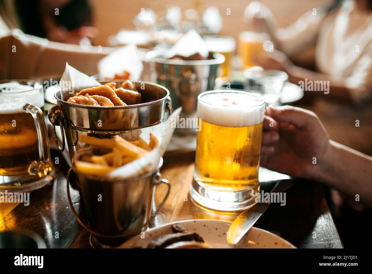 Contenant une tasse en verre de bière fraîche Banque D'Images