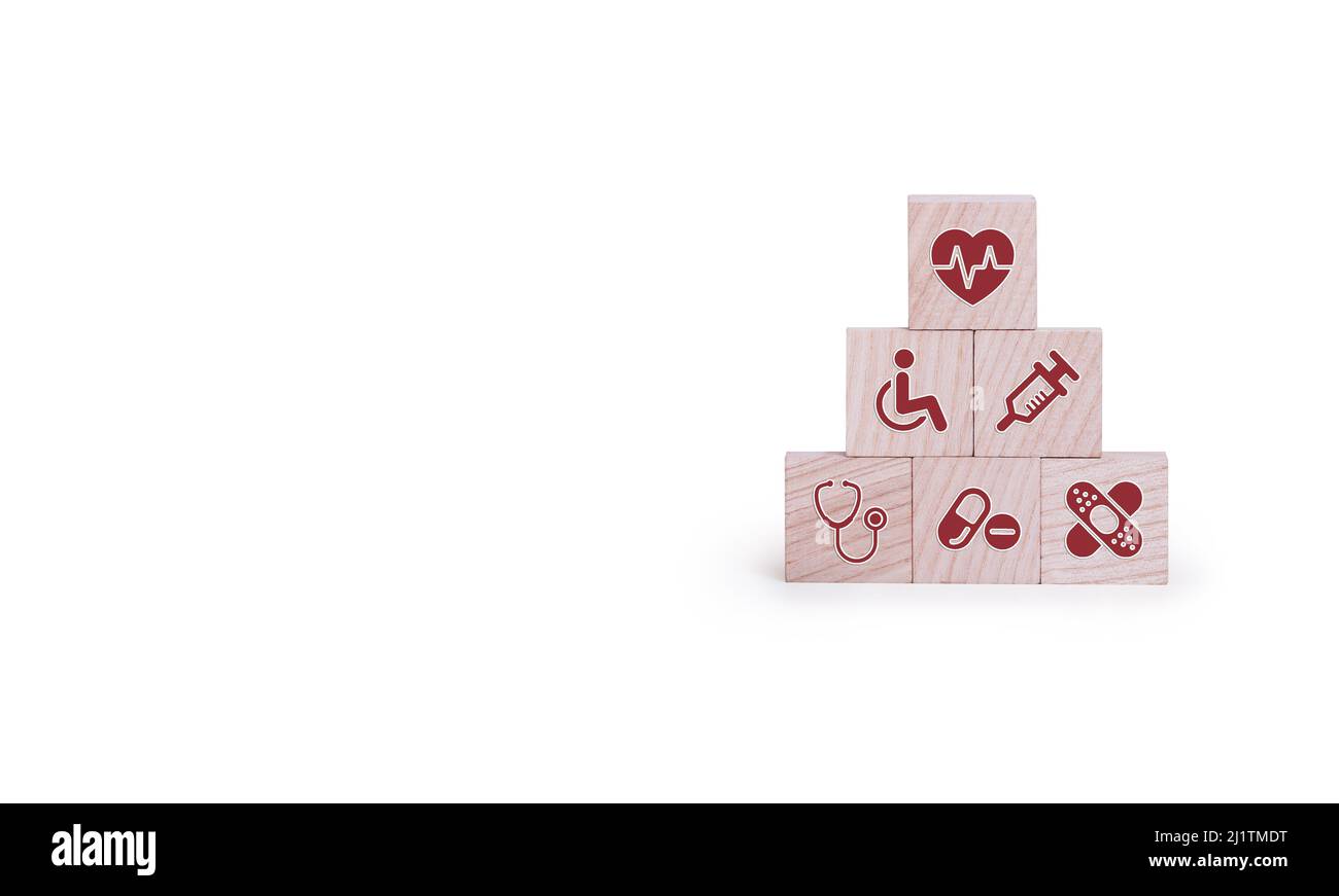 Icône médicale sur la pyramide des cubes. Médecine et les concepts d'assurance maladie.Blocs en bois avec des icônes de divers types d'assurance, icons santé med Banque D'Images