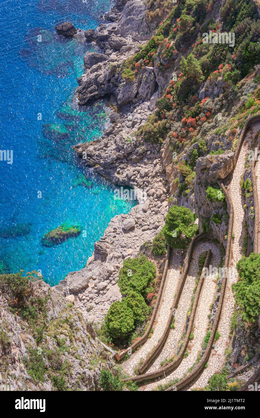 Vue sur la via Krupp de jardins d'Auguste en ordre décroissant à la mer de Marina Piccola, l'île de Capri, en Italie. Banque D'Images