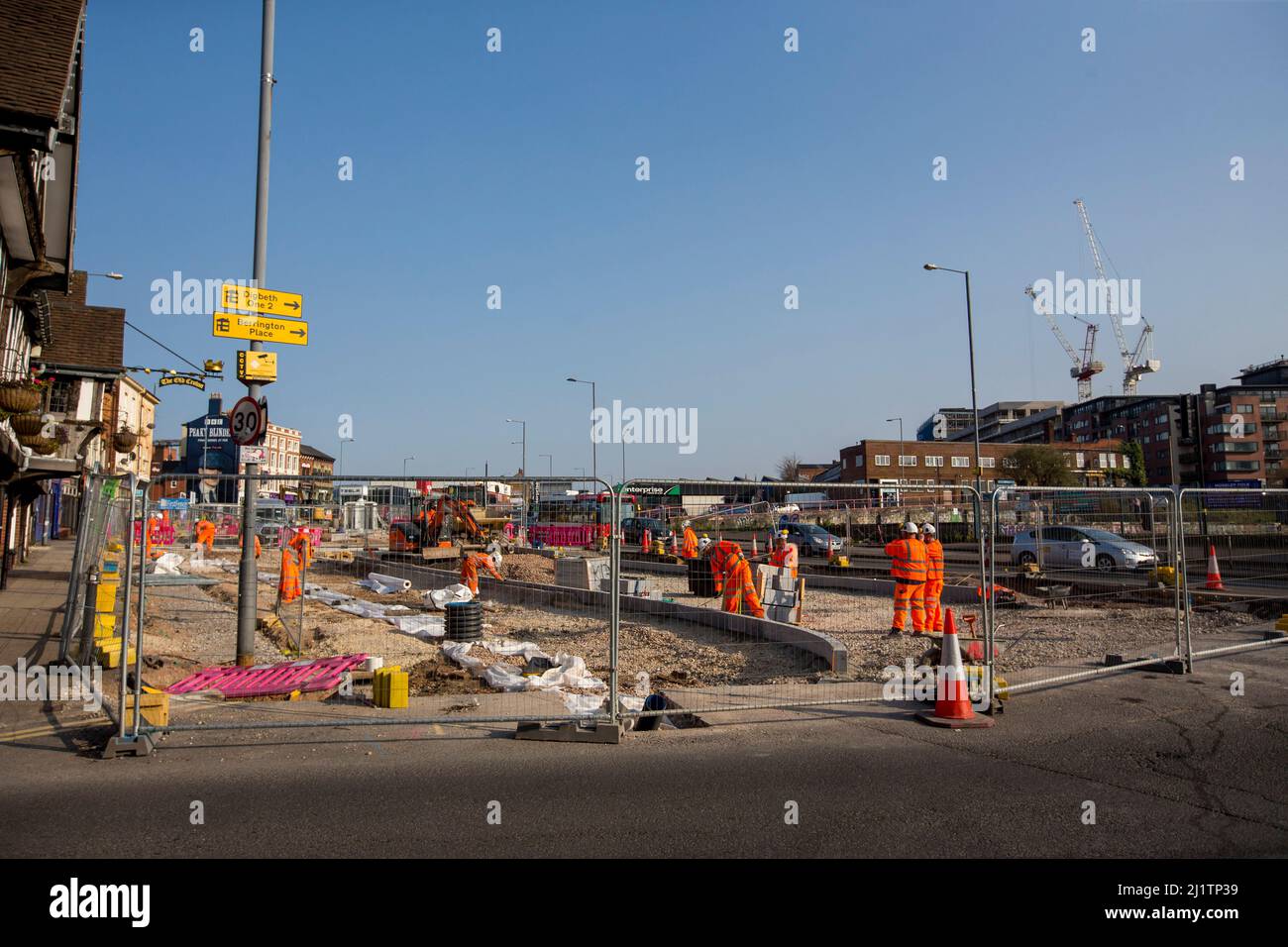 Sous l'œil attentif des Peaky Blinders, les travaux se poursuivent sur l'extension du métro Birmingham Eastside jusqu'à Digbeth, qui dessert la station High Speed 2 (HS2) de Curzon Street, en se séparant de la ligne de métro West Midlands existante de Bull Street. La route est prévue pour se composer de 1,7km voies doubles allant de Bull Street à un nouveau terminus de High Street Deritend. Le programme comprend quatre stations de métro West Midlands supplémentaires desservant l'est du centre-ville de Birmingham. L'extension permettra de rejoindre la zone de régénération d'Eastside et d'établir des connexions avec New Street, Moor Street et Snow Hill Railw Banque D'Images