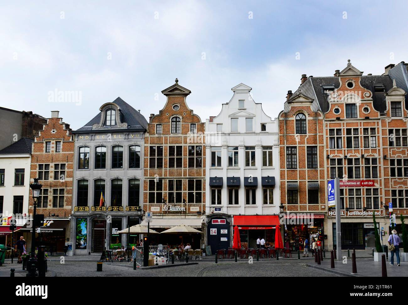 Beaux vieux bâtiments le long de la rue de la montagne à Bruxelles, Belgique Banque D'Images