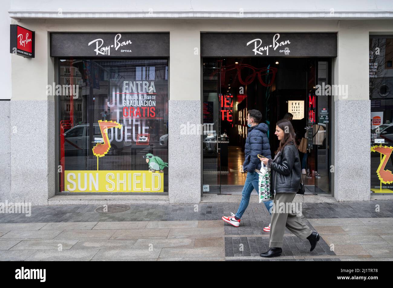 Madrid, Espagne. 16th mars 2022. Des piétons marchent devant le magasin américain de lunettes de soleil et de lunettes de vue Ray-Ban en Espagne. (Photo de Xavi Lopez/SOPA Images/Sipa USA) crédit: SIPA USA/Alay Live News Banque D'Images