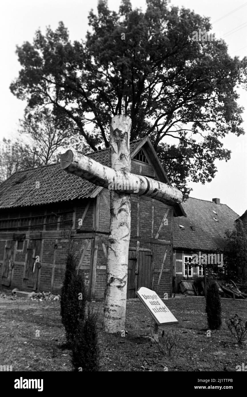 Mahnmal aus Birkenstämmen mit dem der Aufforderung 'Vergeßt uns nicht', 1953. Mémorial de guerre fait de bouleaux avec une demande du peuple qui lit « n'oubliez pas de nous », 1953. Banque D'Images