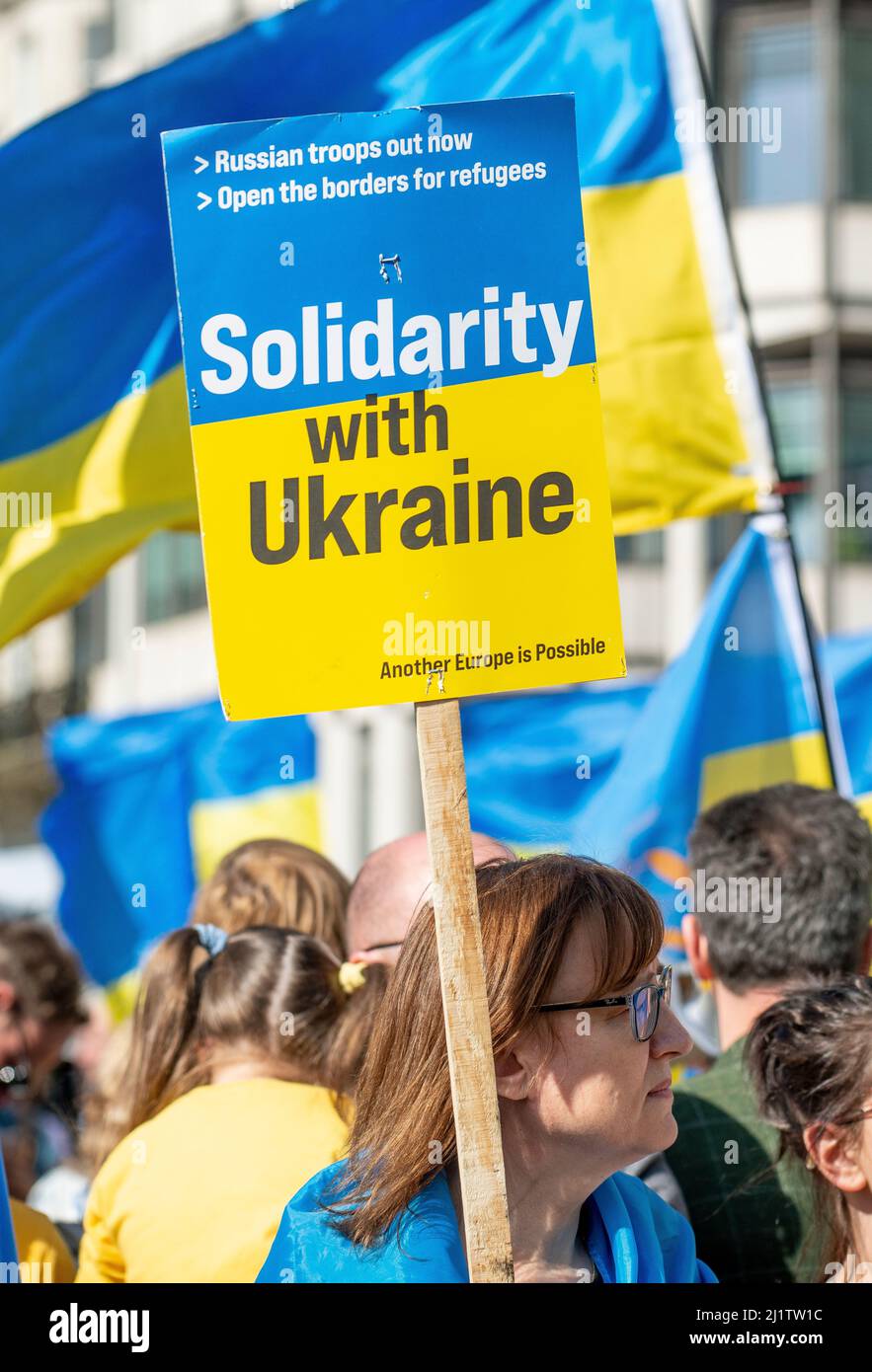 Des manifestants avec des signes à Londres et une manifestation en Ukraine, Londres, protestent contre l'invasion russe de l'Ukraine par le président Vladimir Poutine. Banque D'Images