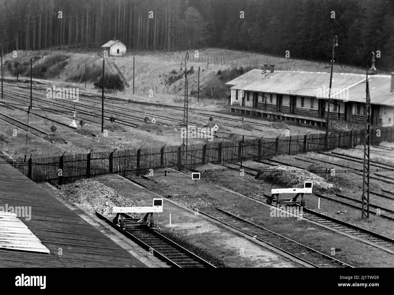 Blick auf stillgelegte Gleise in der Tschechowlowakei von Bayerisch Eisenstein aus, 1958. Vue de pistes fermées en Tchécoslovaquie de Bayerisch Eisenstein, 1958. Banque D'Images