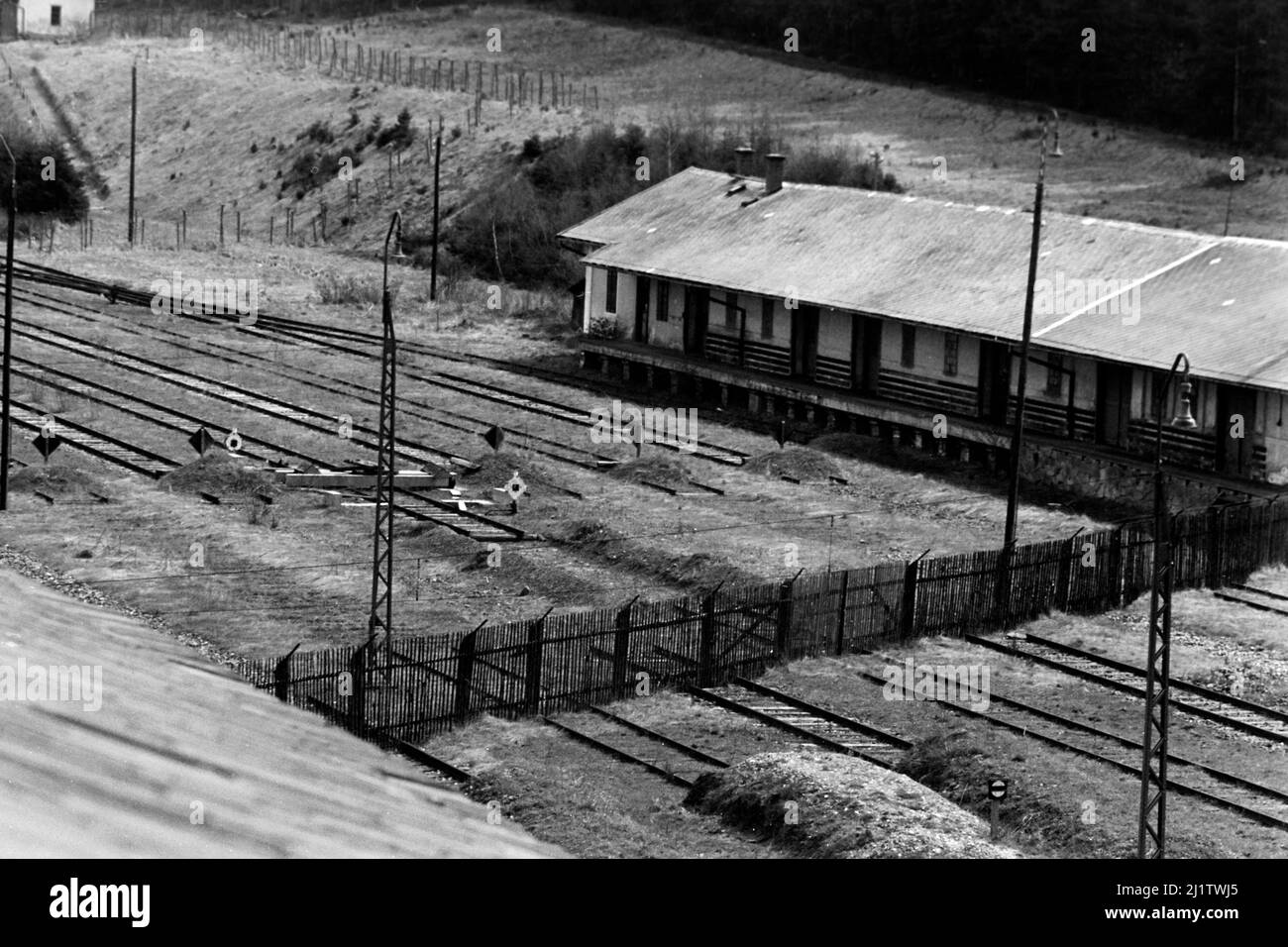 Blick auf stillgelegte Gleise in der Tschechowlowakei von Bayerisch Eisenstein aus, 1958. Vue de pistes fermées en Tchécoslovaquie de Bayerisch Eisenstein, 1958. Banque D'Images