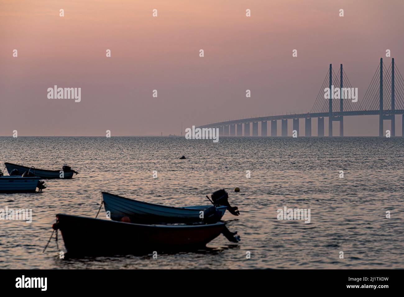 Romantique sud de la Suède : détail confortable du pont d'Oresund au crépuscule avec de petits bateaux. Illustration profonde ou liée. Frontières ou frontières du pays Banque D'Images