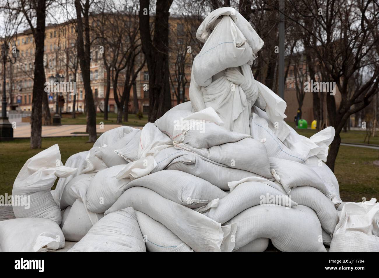 Kiev, Ukraine. 26th mars 2022. Monument de Dante Alighieri avec des sacs de  sable pour le protéger par crainte d'un possible bombardement alors que les  forces russes continuent leur invasion à grande