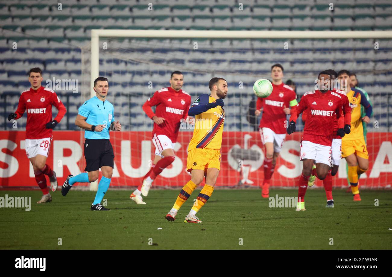 Sofia, Bulgarie - 9 décembre 2021 : joueurs de CSKA Sofia en action contre Borja Mayoral (C) d'AS Roma pendant la Ligue des Congrès Europa de l'UEFA Banque D'Images