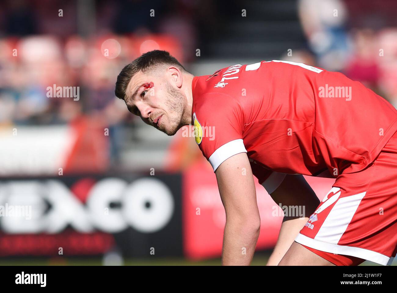 Jordan Tunnicliffe de Crawley obtient une mauvaise coupe au-dessus de ses yeux dans la première moitié pendant le match de la Ligue des Bet de Sky deux entre Crawley Town et Rochdale AFC au stade de pension du peuple , Crawley , Royaume-Uni - 26th mars 2022 usage éditorial seulement. Pas de merchandising. Pour les images de football, les restrictions FA et Premier League s'appliquent inc. Aucune utilisation Internet/mobile sans licence FAPL - pour plus de détails, contactez football Dataco Banque D'Images