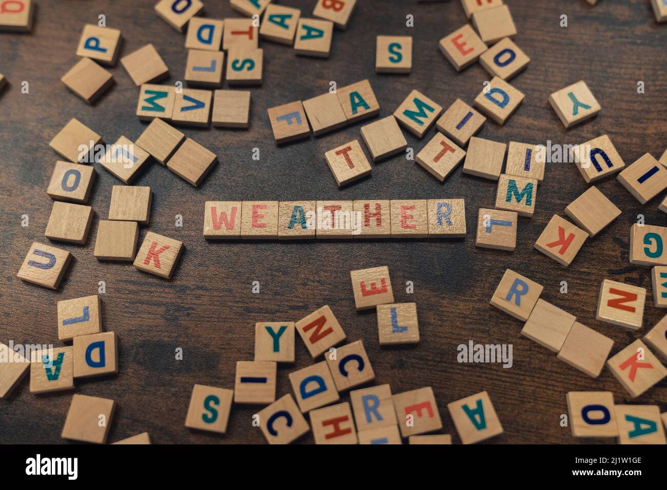 Un mot MÉTÉO fait de lettres de l'alphabet en bois aligné climat concept . Photo de haute qualité Banque D'Images