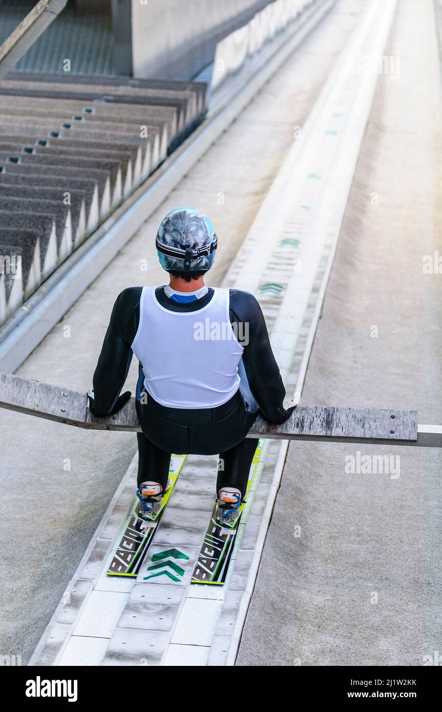 Un pull de ski se prépare à son saut Banque D'Images