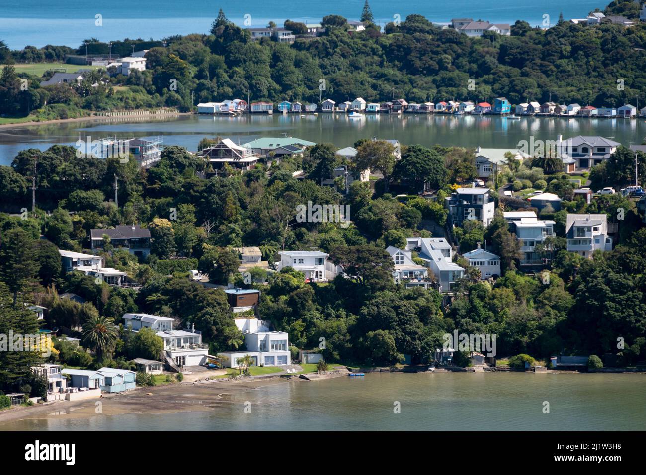 Maisons et hangars à Whitby et Parema, à côté de la baie de Browns, Pauatahanui Inlet, Whitby, Porirua, Wellington, Île du Nord, Nouvelle-Zélande Banque D'Images