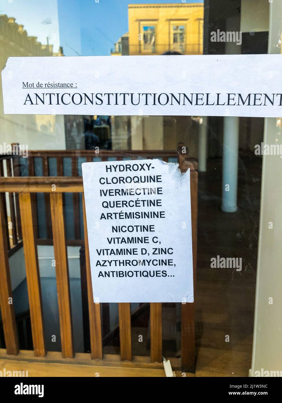 Paris, France, manifestation anti-vaccination, Covid-19, Affiches françaises, sur la vitrine, conspiracistes anti VAX conspiration Banque D'Images