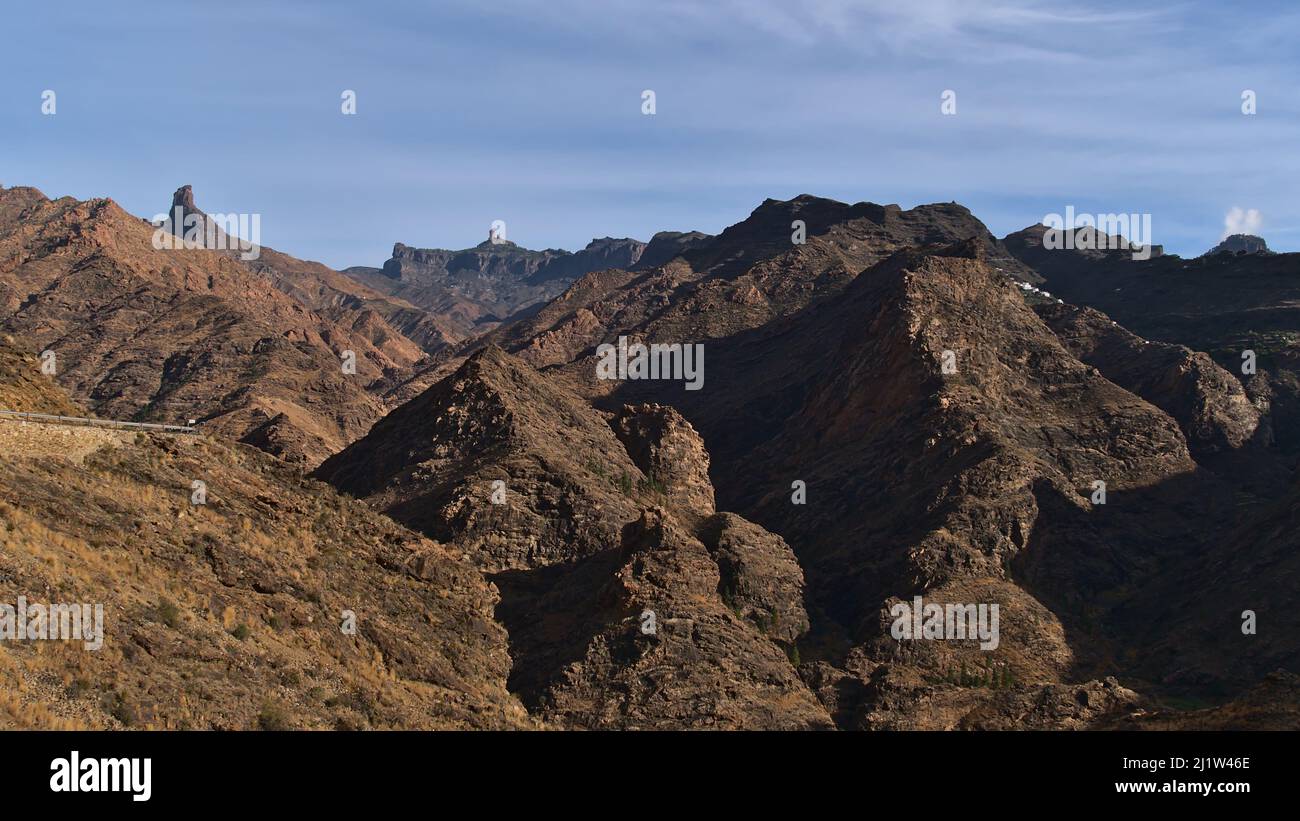 Paysage aride avec les montagnes occidentales de l'île de Gran Canaria, Espagne le jour nuageux en hiver avec les rochers Roque Bentyga et Roque Nublo. Banque D'Images