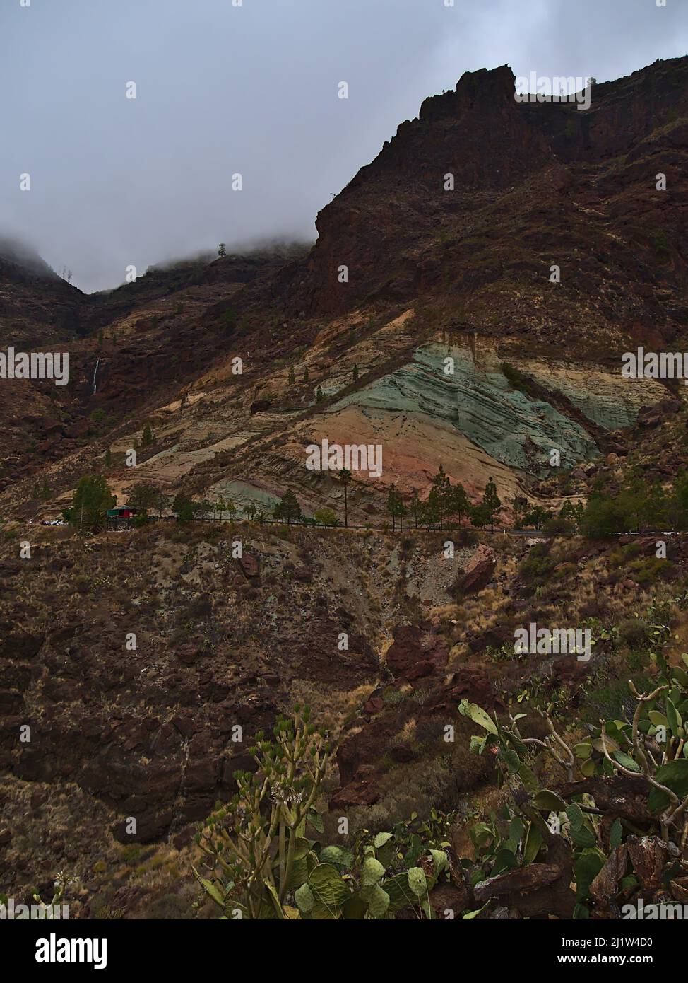 Magnifique paysage avec les roches volcaniques colorées Los Azulejos de Veneguera dans les montagnes occidentales de Gran Canaria, îles Canaries, Espagne. Banque D'Images