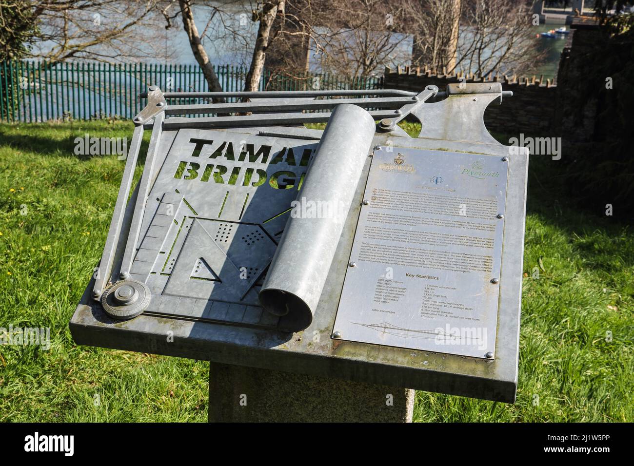 La plaque d'information du pont Tamar se trouve à Elwell Woods, sous le pont routier suspendu qui relie Saltash, à Cornwall, à Plymouth, à Devon Banque D'Images