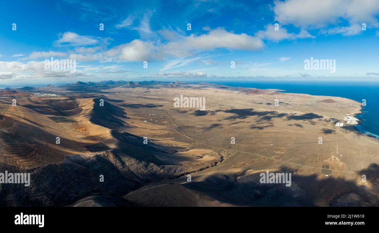 Vue aérienne du désert d'El Jable et du village de Famara, Espagne Banque D'Images