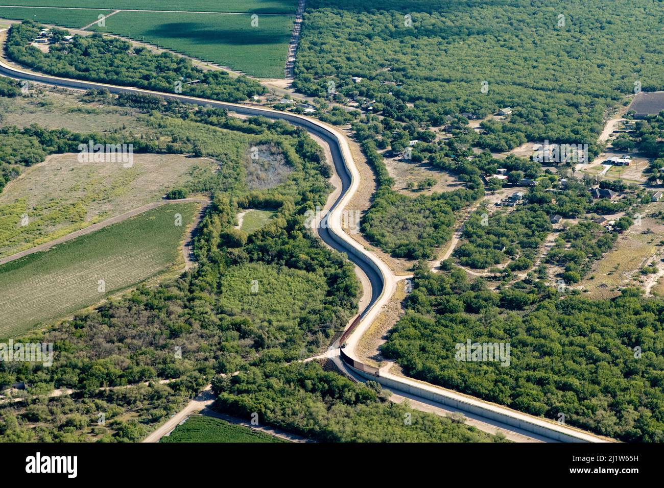 Vue aérienne du mur de la frontière à Mission, comté de Hidalgo, Texas, États-Unis. Juillet 2019. Banque D'Images