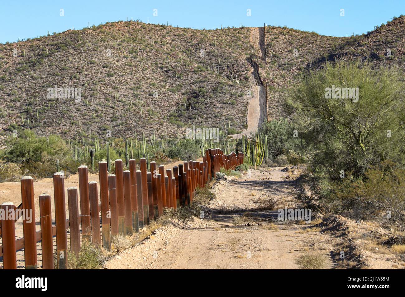 Postes frontaliers à travers le désert de Sonoran le long de la frontière entre le Mexique et les États-Unis, avant la construction d'un mur en acier de 30 pieds. Vue depuis le Mexique, Organ Pipe National Monume Banque D'Images