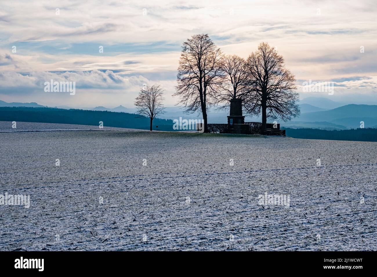 La formation d'arbres Hohenburkersdorfer Linde et un monument Napoléon dans le Parc National de la Suisse saxonne après la chute de neige en automne. Banque D'Images