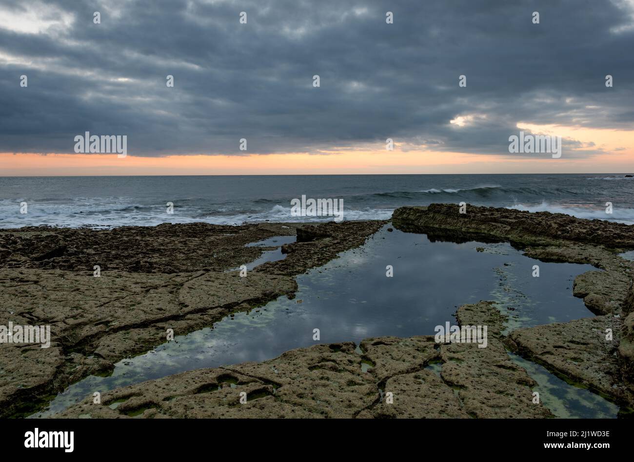 Blue hour Thornwick Bay Yorkshire Coast. ROYAUME-UNI Banque D'Images