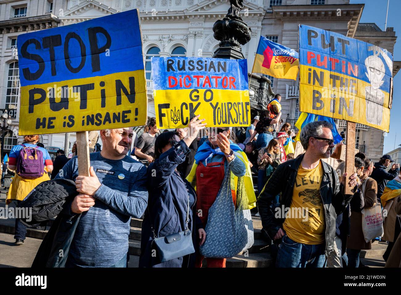 Des milliers de marche en solidarité contre la guerre en Ukraine. "Londres est avec l'Ukraine" montre le soutien au peuple ukrainien. Marche de la paix Londres. Banque D'Images