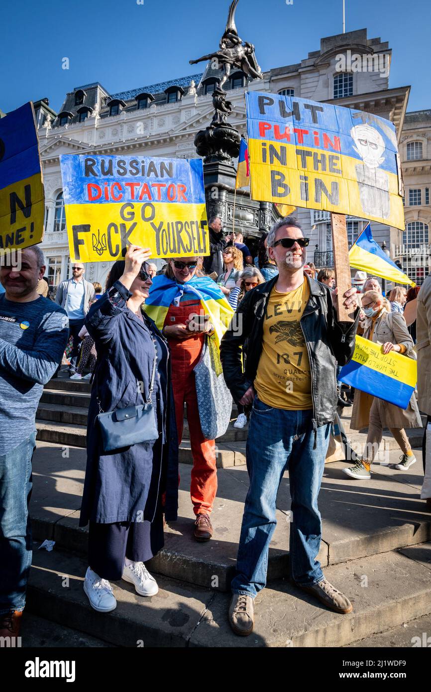 Des milliers de marche en solidarité contre la guerre en Ukraine. "Londres est avec l'Ukraine" montre le soutien au peuple ukrainien. Marche de la paix Londres. Banque D'Images