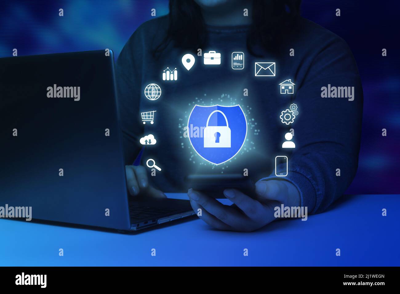 Femme vérifiant un smartphone avec une interface de sécurité numérique. Internet des objets. Concept de cybersécurité. Icône de protection avec un symbole de verrouillage. Banque D'Images