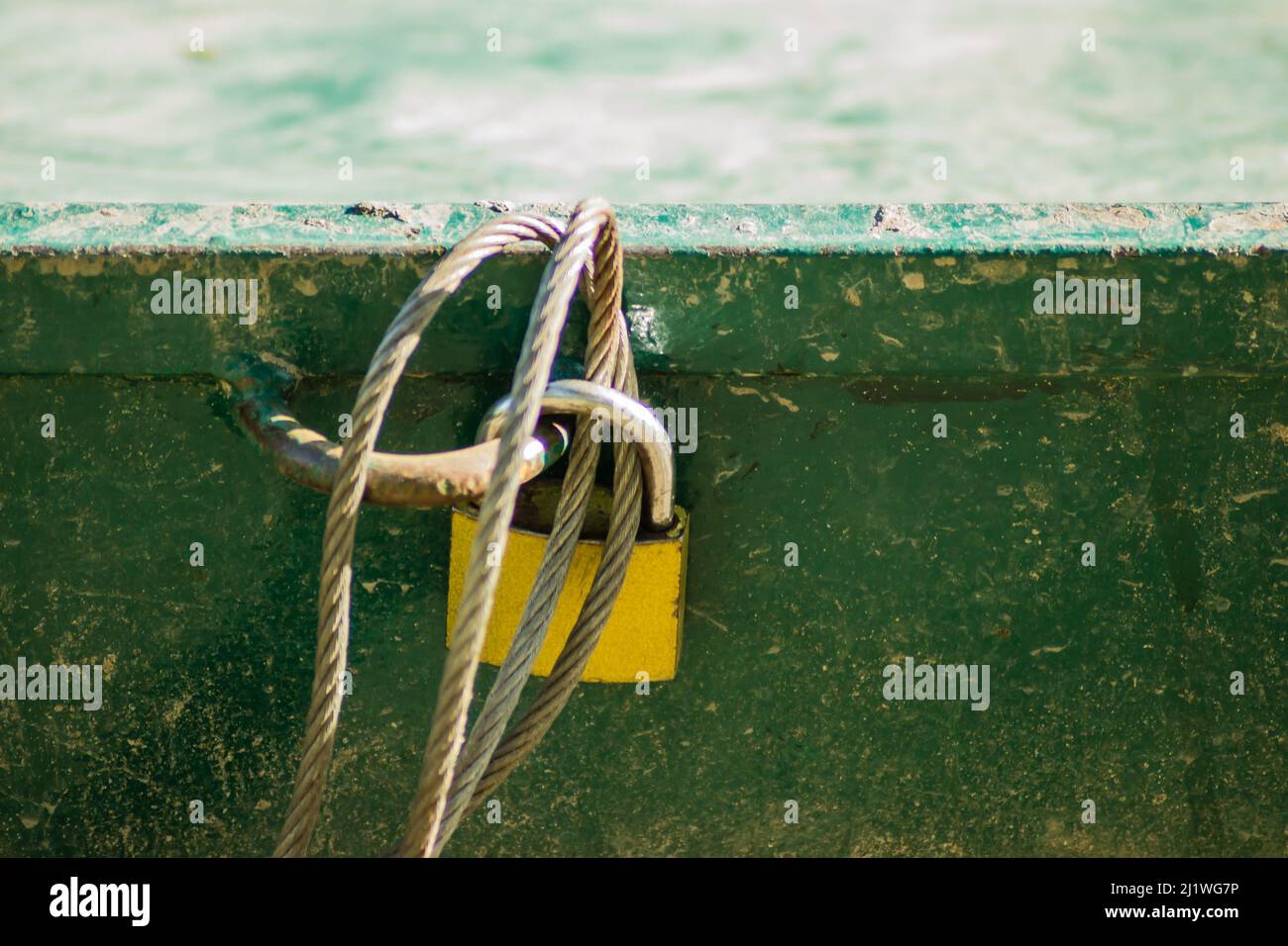 Novi Sad, Serbie - 02 février 2019 : cadenas sur un bateau de pêche. Banque D'Images