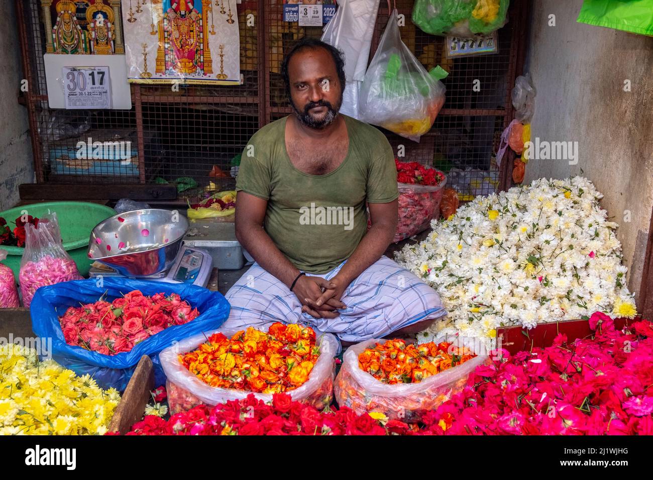 Pétales de fleurs en vente sur le marché de Tiruvannamalai, Tamil Nadu, Inde Banque D'Images