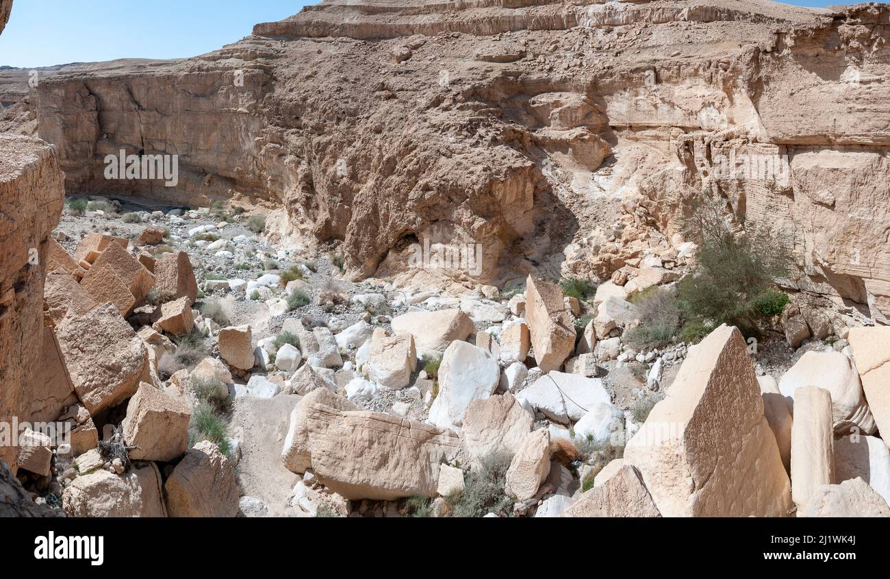 Ruines, pierres et restes de pierres d'une falaise effondrée photographiée à Wadi Peres, Un lit d'eau saisonnier dans le désert du Negev de Pâques du Nord, dans le Sud Banque D'Images