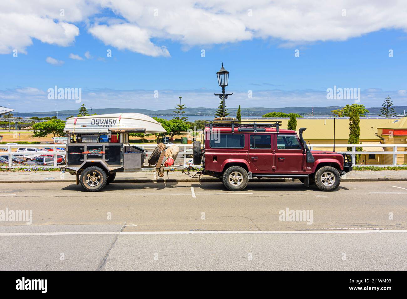 Land Rover Defender 110 TD5, tractant une remorque de camping tout-terrain Australie à Albany, Australie occidentale Banque D'Images