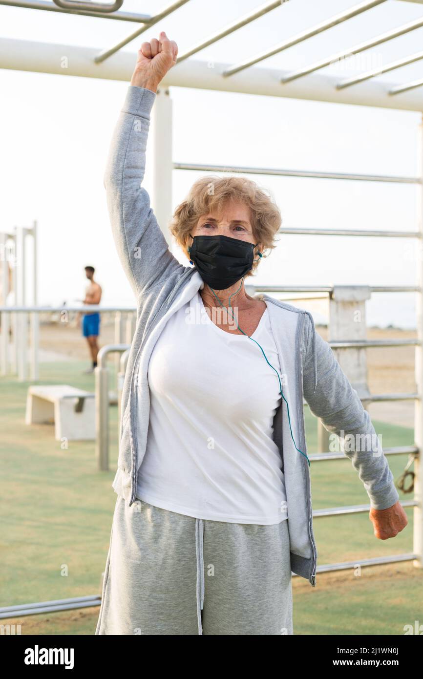 Femme âgée en formation masque dans le poste d'entraînement Banque D'Images