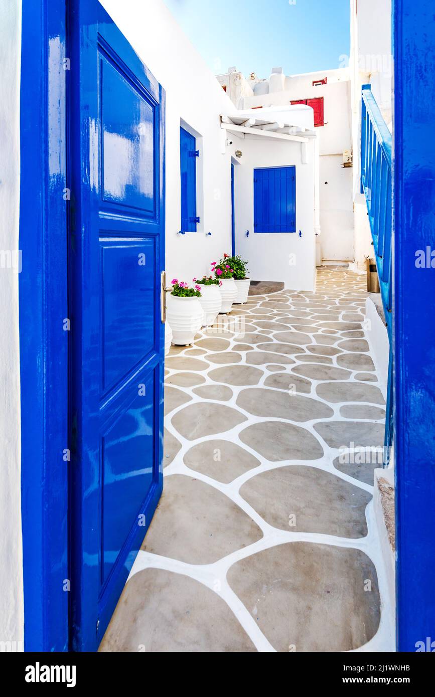 Mykonos, Grèce. Allée blanchie à la chaux dans la vieille ville de Mikri Venetia, célèbre endroit des îles grecques. Banque D'Images