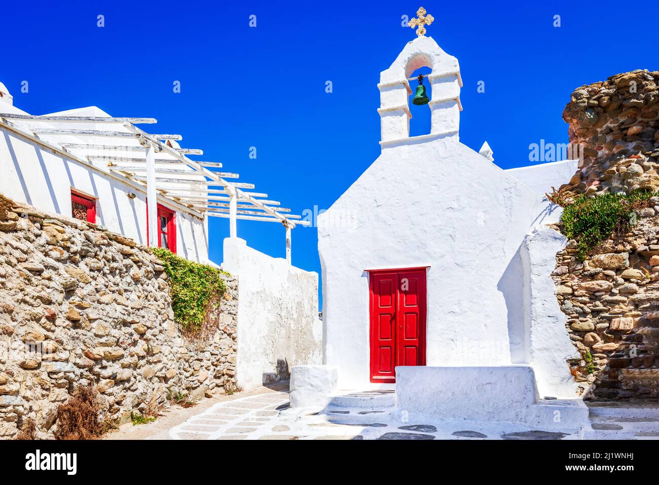 Mykonos, Grèce. Petite église blanchie à la chaux, petite Venise, Voyage phare des îles grecques. Banque D'Images