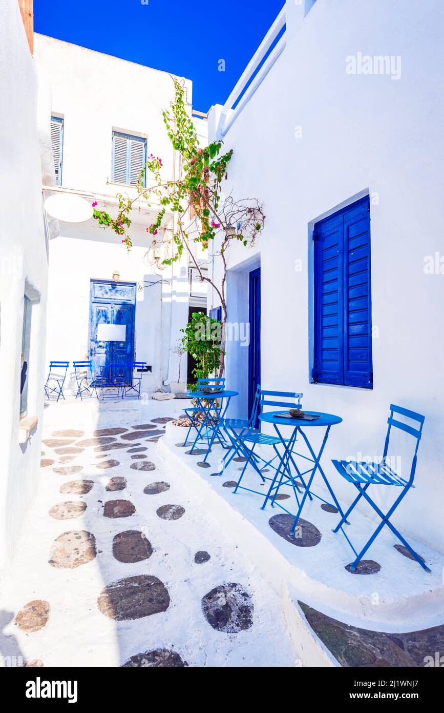 Mykonos, Grèce. Ruelle pavée blanchie à la chaux dans la vieille ville de Mikri Venetia (petite Venise), célèbre endroit des îles grecques. Banque D'Images