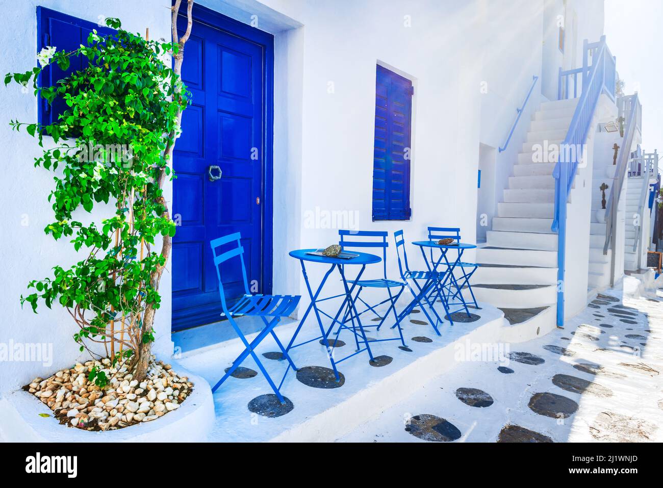 Mykonos, Grèce. Ruelle pavée blanchie à la chaux dans la vieille ville de Mikri Venetia (petite Venise), célèbre endroit des îles grecques. Banque D'Images