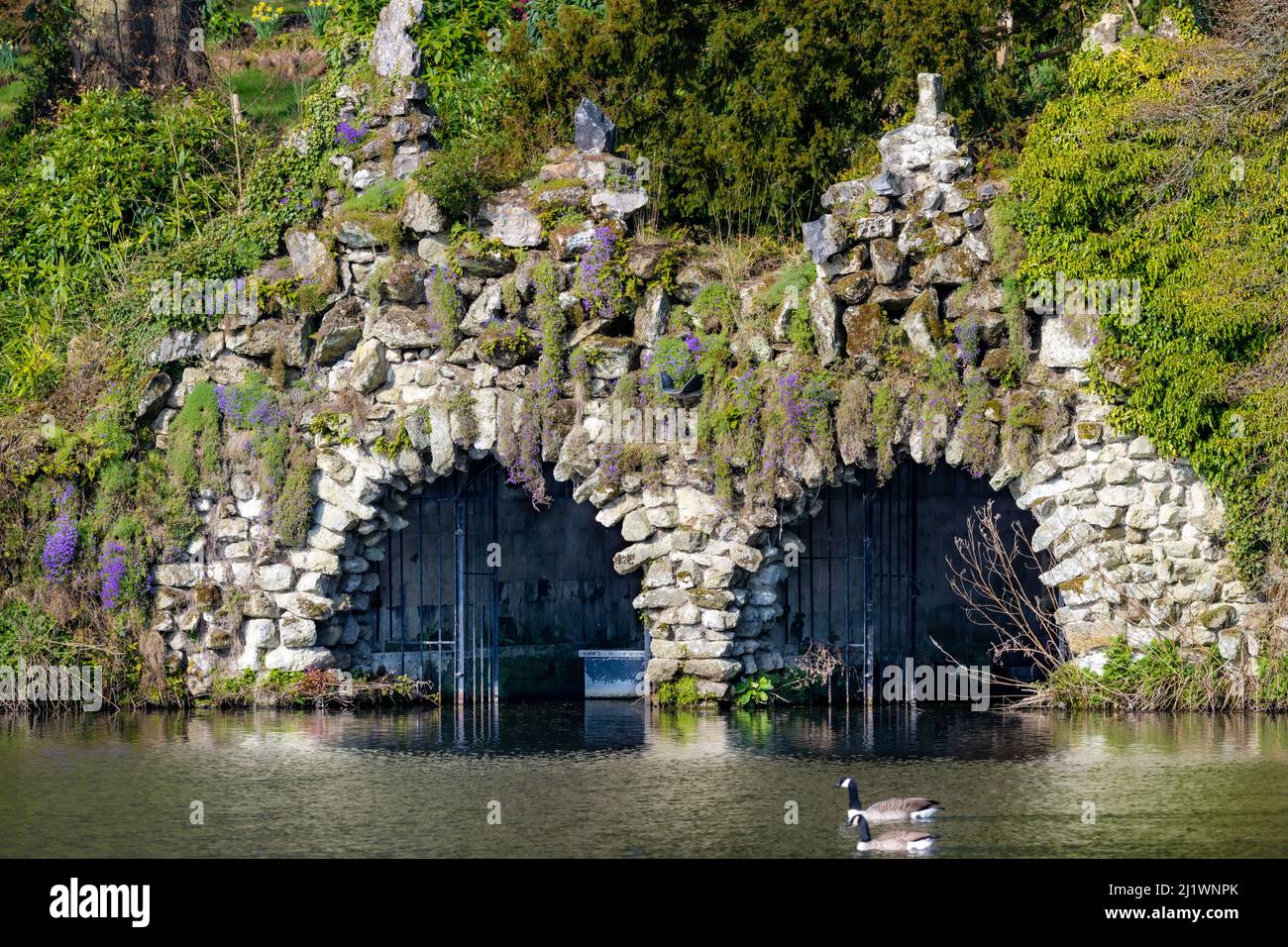 Ancienne tour de bateau de style grotte sur le lac à Stourhead, Stourton, Wiltshire, Royaume-Uni Banque D'Images