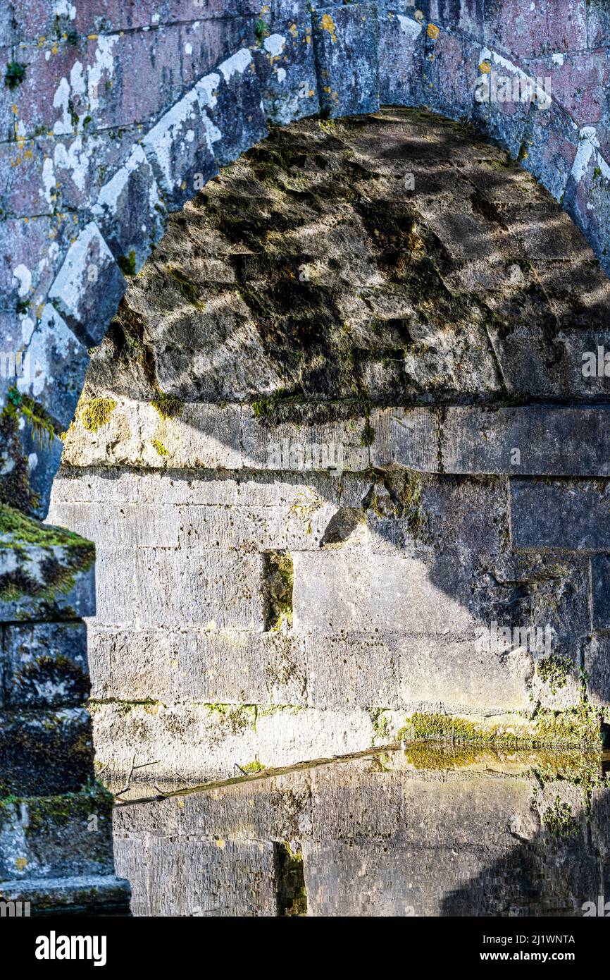 Eau se reflétant sous le pont de pierre de Palladium au jardin de Stourhead, Wiltshire, Royaume-Uni Banque D'Images